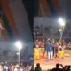 Acróbata se ahorca frente al público durante función de circo