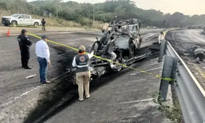 Se incendian trailer y camión tras chocar de frente en carretera de Veracruz; hay un muerto