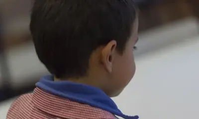 Niño muere de hambre tras pasar días junto al cuerpo de su padre