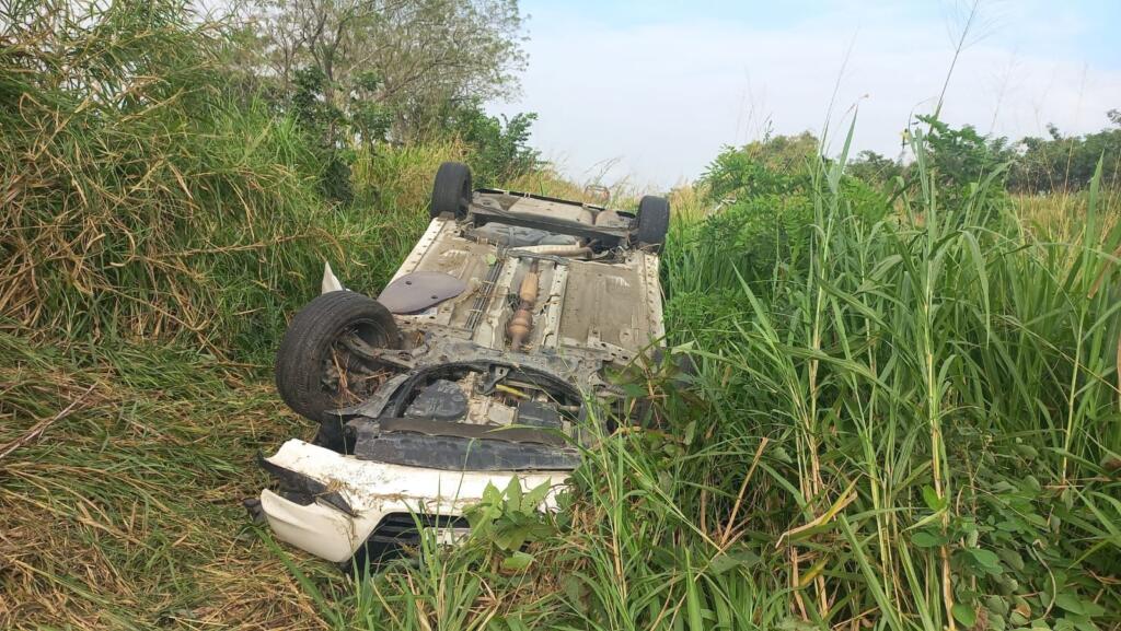 Familia de Minatitlán sufre volcadura en la carretera Transístmica cerca de Campo Nuevo