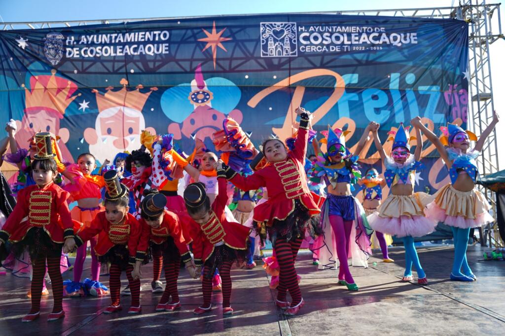 Durante su gira por Cosoleacaque Los Reyes Magos hicieron escala en la colonia Gustavo Díaz Ordaz