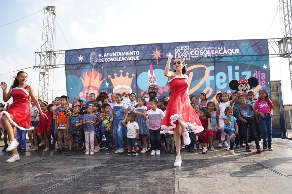 Reyes Magos festejan en grande a cientos de niños de Cosoleacaque