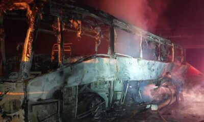 Fuego consume un autobús de pasajeros;  dónde presuntamente viajaban migrantes