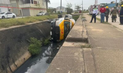 Pipa de gas terminó en un canal de aguas negras en Coatzacoalcos; hay dos lesionados