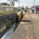 Pipa de gas terminó en un canal de aguas negras en Coatzacoalcos; hay dos lesionados