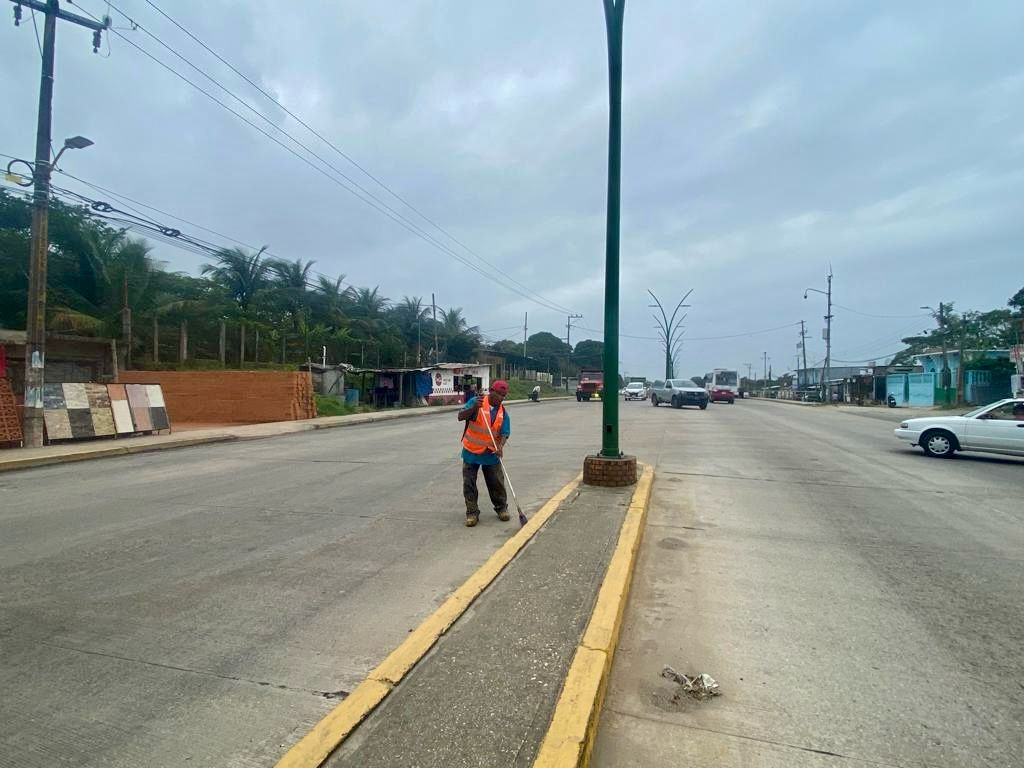 Brigadas del H. Ayuntamiento de Cosoleacaque mantienen limpieza de nuestras calles