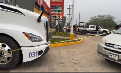 Hombre se $u1c1da colgándose de poste de luz en plena vía pública.