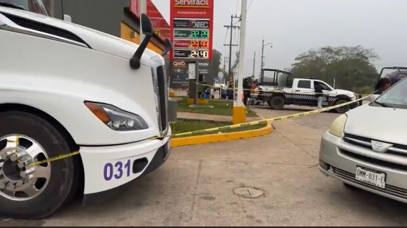 Hombre se $u1c1da colgándose de poste de luz en plena vía pública.