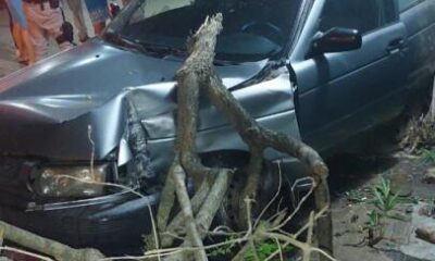 EBRIO CONDUCTOR CHOCÓ Y REBOTÓ EN CASA