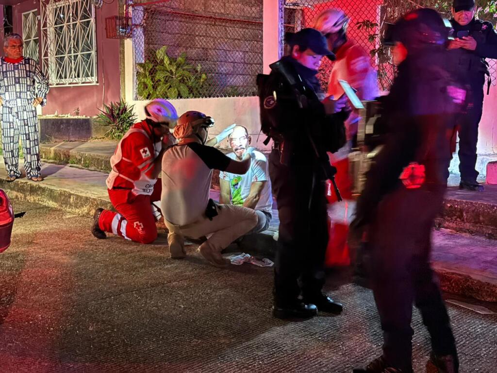 Caminaba durante la madrugada en el barrio La Palma de Acayucan, y le dieron tremenda “zapatiza”.