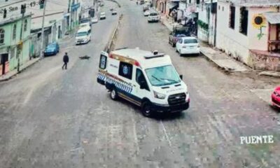 Captan cuando se abre puerta de ambulancia y cae paciente a la calle en Chiapas