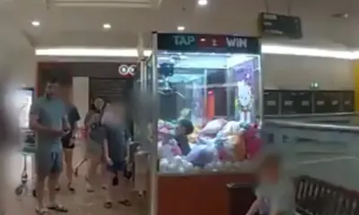 Niño queda atrapado en una máquina de peluches