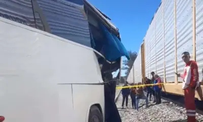 Tren impacta a un autobús que intentó ganarle el paso; hay un muerto y 14 heridos