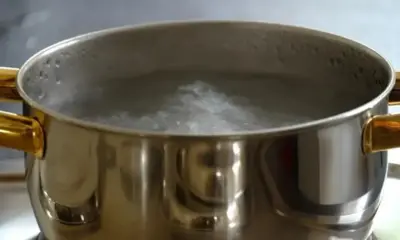 Bebé se quema con agua hirviendo