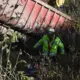 Tráiler con grava para Tren Maya cae a barranco en Maltrata, Veracruz; hay un muerto