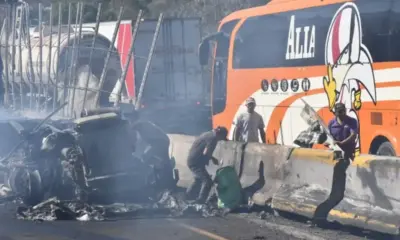 Chocan y se incendian dos tráileres en autopista de Veracruz, rapiñeros vacían carga