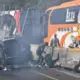 Chocan y se incendian dos tráileres en autopista de Veracruz, rapiñeros vacían carga