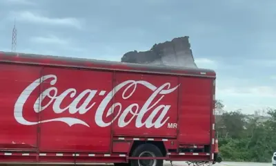 Se quedaba sin techo camión de refrescos en Veracruz
