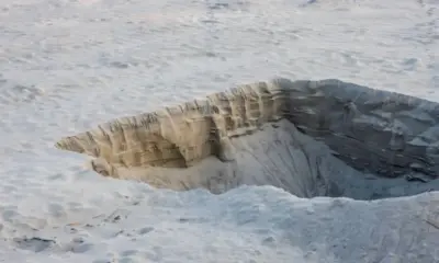 Muere niña enterrada en hoyo que cavó en la playa