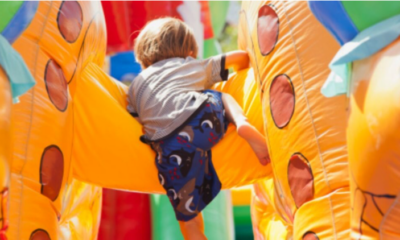 No era su momento: inflable sale volando hacia carretera ¡con todo y niños!