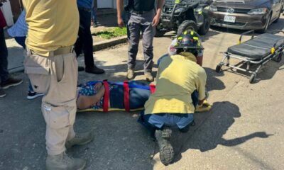 Dos féminas iban en cuatrimoto y terminaron volcadas en Acayucan