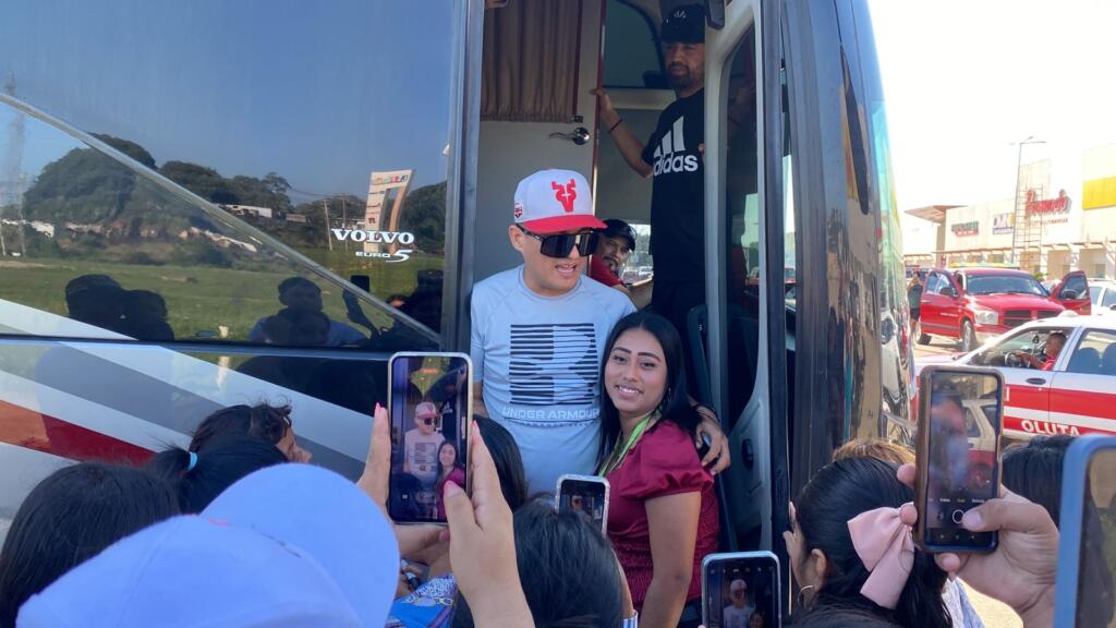 Cuando menos saludaron a los músicos de la banda MS