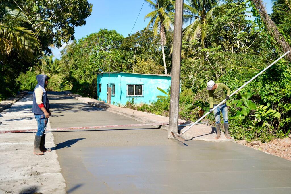 H. Ayuntamiento de Cosoleacaque pavimenta calle en la localidad Cerro Blanco