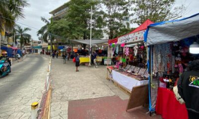 Vendedores esperan la llegada de los enamorados a la Feria del Regalo