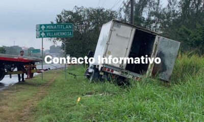 ¡Camioneta volcada frente al C-4 en Cosoleacaque, Ver.!