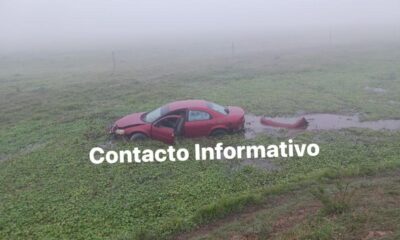 Vehículo quedó fuera del camino en la zona rural de Minatitlán