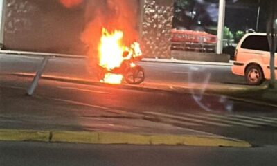 Queman motocicleta en el estacionamiento de Soriana en Oluta