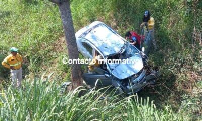 Dama cayó con todo y carro a barranco a la altura del puente de la Diez