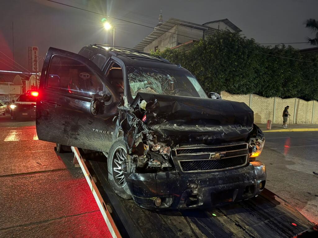 Jovencitas terminaron loca fiesta, impactadas contra la barda de un propiedad del Centro de Acayucan, Ver.
