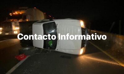 ¡Aparatoso volcadura de camioneta en Cosoleacaque!