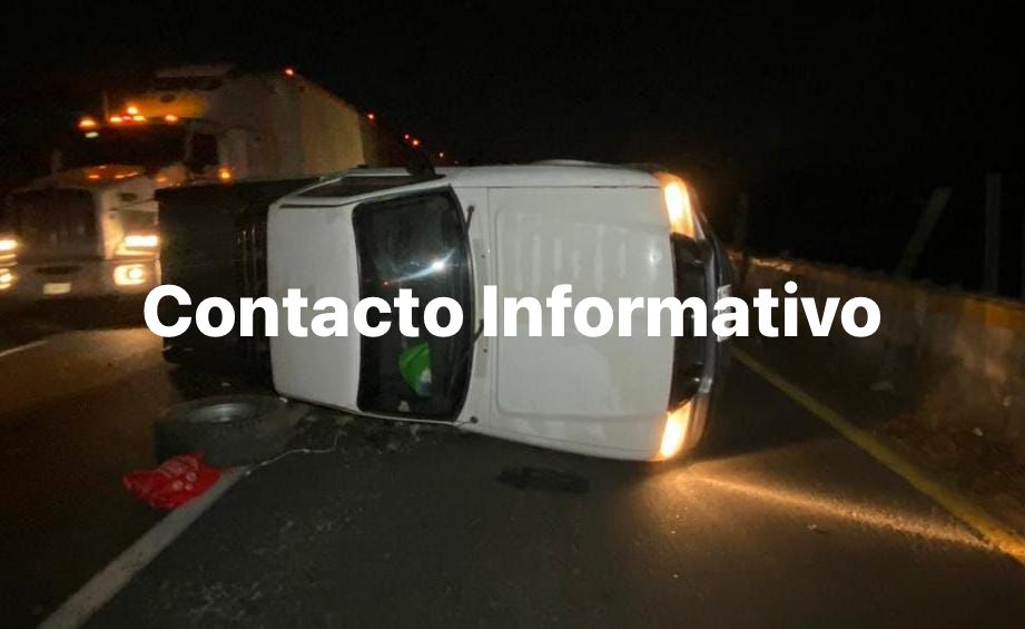 ¡Aparatoso volcadura de camioneta en Cosoleacaque!