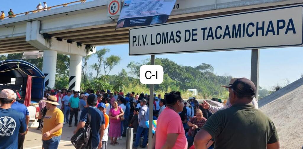 Por incumplimiento del Estado, pobladores de Jáltipan bloquean la autopista Acayucan-Cosoleacaque; exigen pavimentación de camino
