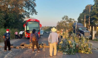 Bloquean a la altura de Camino Verde en Jàltipan; pobladores mantiene paro en la pista a Acayucan