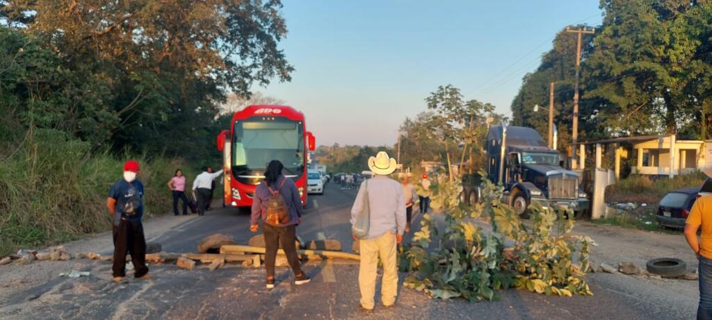 Bloquean a la altura de Camino Verde en Jàltipan; pobladores mantiene paro en la pista a Acayucan