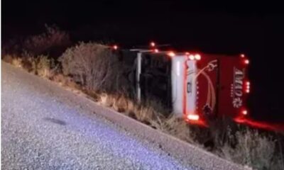 Autobús se voltea y deja 16 personas lesionadas en Oaxaca; 3 son menores de edad