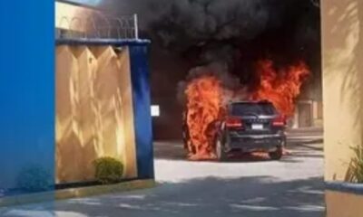 Camioneta de pareja se INCENDIA antes de entrar a motel