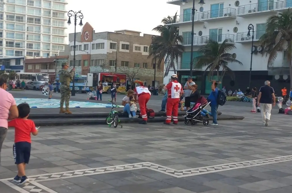 Bebé en carriola cae al mar en malecón de Veracruz; esto sucedió