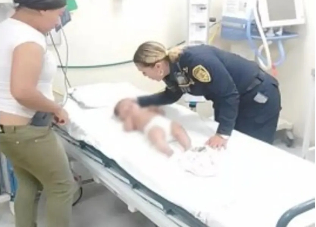 Mujer policía salva la vida de bebé; le dio primeros auxilios