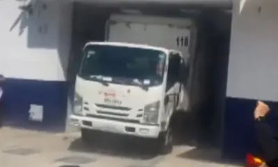 Normalistas de Ayotzinapa tiran puerta del Centro de Arraigos de la FGR