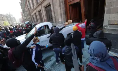 Investiga FGR daños a las puertas de Palacio Nacional tras irrupción de normalistas