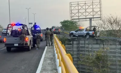 Ataúd con letrero de ‘PRECAUCIÓN’ en puente J.B. Lobos, Veracruz