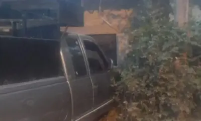 Madre e hijo mueren mientras dormían; camioneta chocó contra su casa