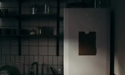 Hallan sin vida a niño dentro de refrigerador; abuela muere al encontrarlo