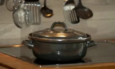 Pelea con su madre y la asesina con una olla