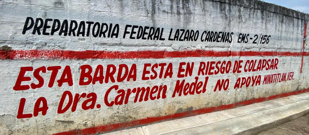 Por mala planeación de obra del ayuntamiento, una barda está a punto de colapsar en la Nueva Mina