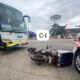 Motociclista que rebasó por la derecha a autobús, acabó derrapando en el Bulevar